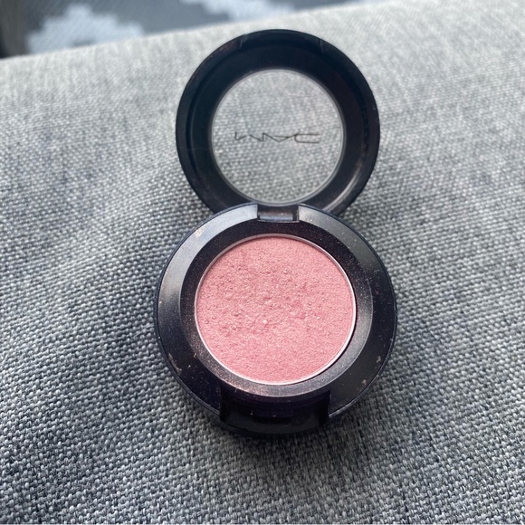 MAC In Living Pink frost eyeshadow - Picture 5 of 6